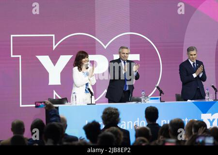 Provinz Buenos Aires, Argentinien. 03.. Juni 2022. Der Präsident der Nation Alberto Fernández, die Vizepräsidentin Cristina Fernández und der Präsident des Unternehmens Pablo G. González in dem Gesetz für die 100 Jahre der steuerlichen Felder (YPF in seiner spanischen Abkürzung). (Foto: Esteban Osorio/Pacific Press) Quelle: Pacific Press Media Production Corp./Alamy Live News Stockfoto