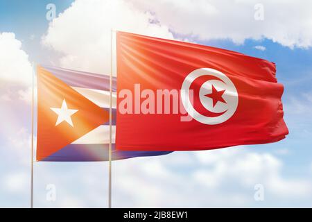 Sonniger blauer Himmel und Flaggen von tunesien und kuba Stockfoto