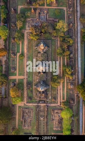 Luftaufnahme des Ruinentempels Wat Phra Si Sanphet bei Sonnenaufgang in Phra Nakhon Si Ayutthaya, Thailand Stockfoto