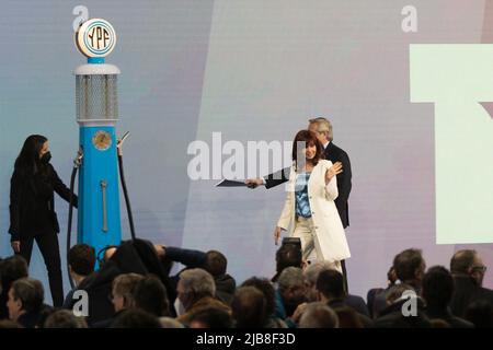 Buenos Aires, Argentinien . 03.. Juni 2022. 3. Juni 2022, Provinz Buenos Aires, Argentinien: Der Präsident der Nation Alberto FernÃndez und die Vizepräsidentin Cristina FernÃndez bei der Veranstaltung zum 100.. Jahrestag des staatlichen Energieunternehmens Fiscal Oilfields (YPF). Der Vizepräsident begrüßt die Anwesenden. (Bild: © Esteban Osorio/Pacific Press via ZUMA Press Wire) Bild: ZUMA Press, Inc./Alamy Live News Stockfoto