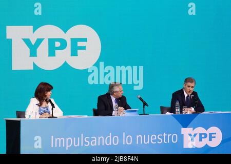 Buenos Aires, Argentinien . 03.. Juni 2022. 3. Juni 2022, Provinz Buenos Aires, Argentinien: Der Präsident der Nation Alberto FernÃndez und die Vizepräsidentin Cristina FernÃndez bei der Veranstaltung zum 100.. Jahrestag des staatlichen Energieunternehmens Fiscal Oilfields (YPF). Pablo G. GonzÃlez, Präsident von Yacimientos Petroliferos Fiscales, hielt seine Rede bei der Veranstaltung. (Bild: © Esteban Osorio/Pacific Press via ZUMA Press Wire) Bild: ZUMA Press, Inc./Alamy Live News Stockfoto