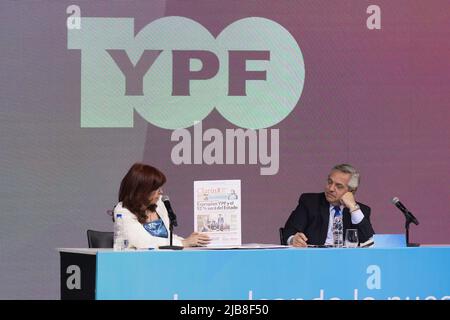 Buenos Aires, Argentinien . 03.. Juni 2022. 3. Juni 2022, Provinz Buenos Aires, Argentinien: Der Präsident der Nation Alberto FernÃndez und die Vizepräsidentin Cristina FernÃndez bei der Veranstaltung zum 100.. Jahrestag des staatlichen Energieunternehmens Fiscal Oilfields (YPF). Die Vizepräsidentin hält ihre Rede auf der Veranstaltung. (Bild: © Esteban Osorio/Pacific Press via ZUMA Press Wire) Bild: ZUMA Press, Inc./Alamy Live News Stockfoto