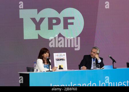 Buenos Aires, Argentinien . 03.. Juni 2022. 3. Juni 2022, Provinz Buenos Aires, Argentinien: Der Präsident der Nation Alberto FernÃndez und die Vizepräsidentin Cristina FernÃndez bei der Veranstaltung zum 100.. Jahrestag des staatlichen Energieunternehmens Fiscal Oilfields (YPF). Die Vizepräsidentin hält ihre Rede auf der Veranstaltung. (Bild: © Esteban Osorio/Pacific Press via ZUMA Press Wire) Bild: ZUMA Press, Inc./Alamy Live News Stockfoto