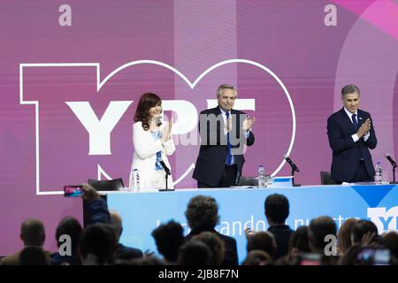 Buenos Aires, Argentinien . 03.. Juni 2022. 3. Juni 2022, Provinz Buenos Aires, Argentinien: Der Präsident der Nation Alberto FernÃndez, die Vizepräsidentin Cristina FernÃndez und der Präsident des Unternehmens Pablo G. GonzÃlez in der Tat für die 100 Jahre der steuerlichen Felder (YPF in seiner spanischen Abkürzung) (Bild der Quelle: © Esteban Osorio/Pacific Press via ZUMA Press Wire) Quelle: ZUMA Press, Inc./Alamy Live News Stockfoto