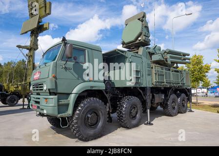 MOSKAU, RUSSLAND - 25. AUGUST 2020: Russische selbstfahrende Flak- und Kanonenanlage Pantsir-S auf Basis des Kamaz-6560-Fahrzeugs. Militär-t Stockfoto