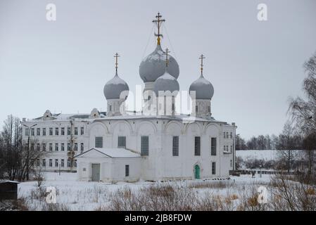 Blick auf die alte Kathedrale der Verklärung des Erlösers auf dem Territorium des Belozerski Kremls an einem bewölkten Dezembertag. Region Vologda Stockfoto