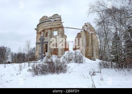 Ruiniert alte Trinity Church an einem bewölkten Februartag. Dorf des fünften Berges. Leningrad, Russland Stockfoto