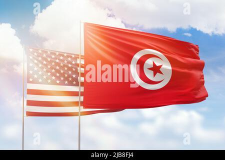 Sonniger blauer Himmel und Flaggen von tunesien und den usa Stockfoto
