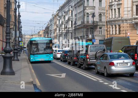 SANKT PETERSBURG, RUSSLAND - 23. MAI 2022: Stadtbus fährt auf der Fahrspur für den öffentlichen Verkehr. Newski Prospekt Stockfoto