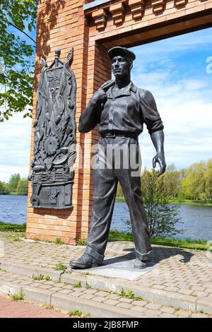 SESTRORETSK, RUSSLAND - 29. MAI 2022: Skulptur eines Arbeiters, der aus dem Bogen kommt. Fragment des Denkmals für den Arbeiter des Werks Sestrorezk Stockfoto