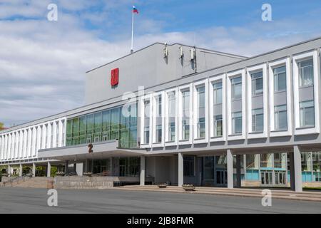 SESTRORETSK, RUSSLAND - 29. MAI 2022: Am Gebäude der Verwaltung des Kurortny-Bezirks von St. Petersburg an einem sonnigen Maitag Stockfoto