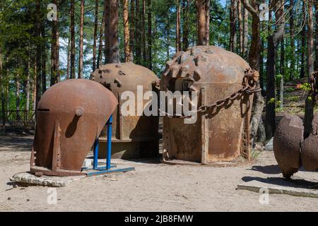 SESTRORETSK, RUSSLAND - 29. MAI 2022: Finnische Panzertürme aus der Zeit des Zweiten Weltkriegs im Museum 'Sestroretsk Schusslinie' Stockfoto