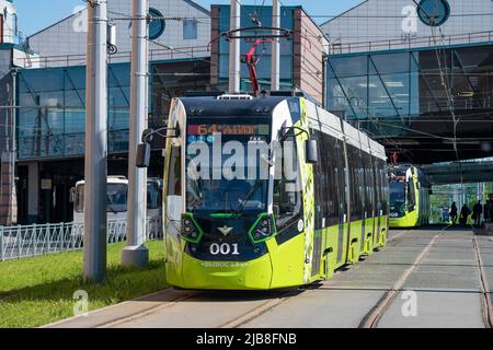 SANKT PETERSBURG, RUSSLAND - 01. JUNI 2022: Moderne Straßenbahn "Tschizhik" (Stadler B85600M) an der Endhaltestelle in der Nähe des Bahnhofs Ladozhsky Stockfoto
