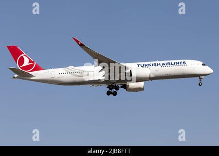 Ein Turkish Airlines Airbus 350-900, der am Flughafen Montreal landet. Direktflüge ab Istanbul 3 Mal pro Woche Stockfoto