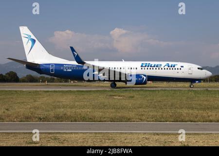 Eine Blue Air Boeing 737-800 rollt am Flughafen Mailand-Bergamo. Blue Air ist eine rumänische Billigfluggesellschaft mit Sitz in Bukarest und Drehkreuz Henri Coand? Internationaler Flughafen. Stockfoto