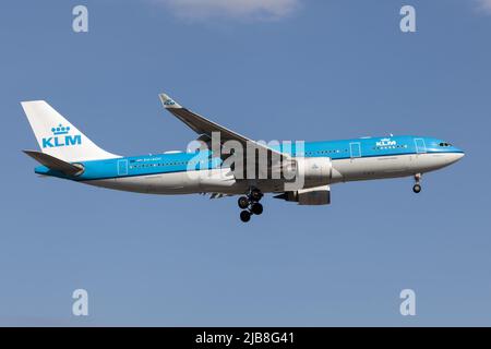 Montreal, Kanada. 20.. Mai 2022. Ein KLM Royal Dutch Airlines Airbus 330-200, der auf dem Pierre Elliott Trudeau International Airport in Montreal landet. KLM fliegt mehrmals pro Woche nach Vancouver, Calgary, Edmonton, Toronto und Montreal. KLM betreibt in Zusammenarbeit mit seinem Partner Westjet ein noch größeres Netzwerk in Kanada (Foto: Fabrizio Gandolfo/SOPA Images/Sipa USA) Quelle: SIPA USA/Alamy Live News Stockfoto