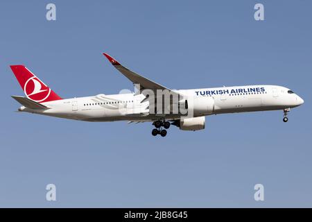 Montreal, Kanada. 20.. Mai 2022. Ein Turkish Airlines Airbus 350-900, der am Flughafen Montreal landet. Direktflüge ab Istanbul 3 Mal pro Woche (Foto: Fabrizio Gandolfo/SOPA Images/Sipa USA) Quelle: SIPA USA/Alamy Live News Stockfoto