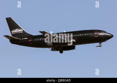 Montreal, Kanada. 20.. Mai 2022. Eine Chrono Aviation Boeing 737-200, die auf dem Pierre Elliott Trudeau International Airport in Montreal landet. Chrono Aviation ist eine Charterfluggesellschaft mit Sitz am internationalen Flughafen QuÈbec City Jean Lesage. Sie betreibt Flugzeuge in Passagier-, Fracht- und Kombifunktionen. (Foto: Fabrizio Gandolfo/SOPA Images/Sipa USA) Quelle: SIPA USA/Alamy Live News Stockfoto