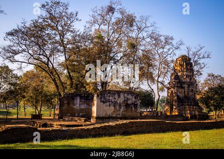 Wat Phra Mahathat Tempel mit Kopfstatue gefangen in Bodhi Baum in Phra Nakhon Si Ayutthaya, Thailand Stockfoto