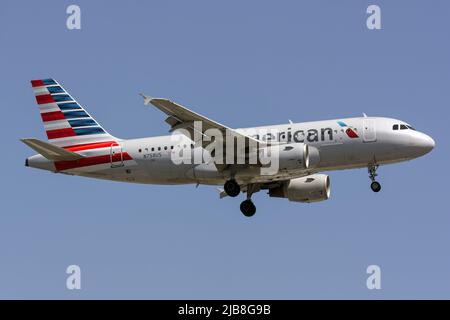 Montreal, Kanada. 20.. Mai 2022. Ein Airbus 319 von American Airlines, der am Flughafen Montreal landet. Aus Dallas, USA (Bildquelle: © Fabrizio Gandolfo/SOPA Images via ZUMA Press Wire) Stockfoto