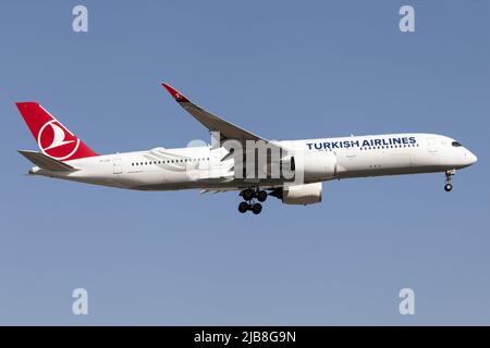 Montreal, Kanada. 20.. Mai 2022. Ein Turkish Airlines Airbus 350-900, der am Flughafen Montreal landet. Direktflüge ab Istanbul 3 Mal pro Woche (Bildnachweis: © Fabrizio Gandolfo/SOPA Images via ZUMA Press Wire) Stockfoto