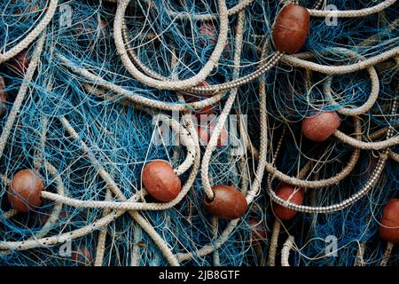 Nahaufnahme des blauen Fischernetzes - Fischernetz von einem Fischerboot Stockfoto