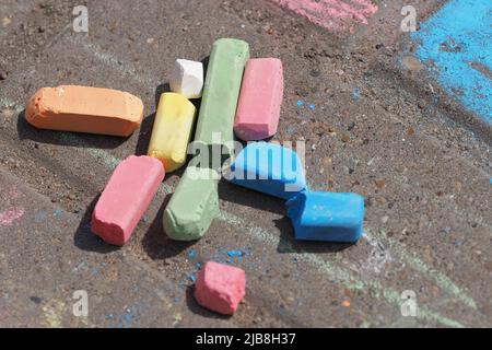 Farbige Buntstifte für Asphalt, Nahaufnahme. Stockfoto