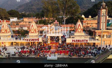 hindu-Tempel gefüllt mit Krähen am Abend Form religiösen Gebet Bild wird am Parmarth niketan rishikesh uttrakhand indien am 15 2022. März genommen. Stockfoto