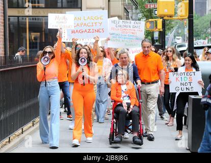 New York, USA. 03.. Juni 2022. Ehemaliger Gouverneur Von New York Andrew Cuomo nimmt am 3. Juni 2022 an einer lokalen Kundgebung zur Waffenstoppgewalt auf der Madison Avenue in New York, NY, Teil. Foto von Dylan Travis/ABACAPRESS.COM Quelle: Abaca Press/Alamy Live News Stockfoto