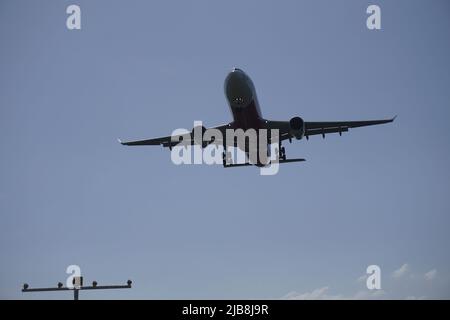 Silhouette des Flugzeuges nähert sich der Landebahn Stockfoto