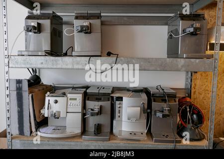 Lager mit Kaffeemaschinen bereit zur Arbeit Stockfoto