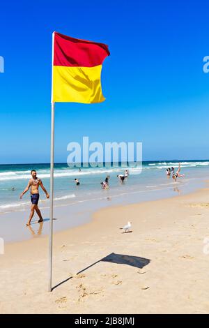 Queensland Australien / Touristen und Einheimische genießen die Sonne, die Küste und den Strand von Surfers Paradise. Stockfoto