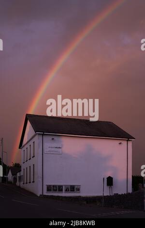 Ein Regenbogen über dem Acapela Studio-Musik- und Aufnahmestudio in Pentyrch, Südwales. Stockfoto