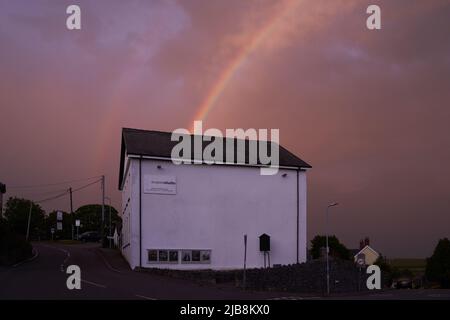 Ein Regenbogen über dem Acapela Studio-Musik- und Aufnahmestudio in Pentyrch, Südwales. Stockfoto