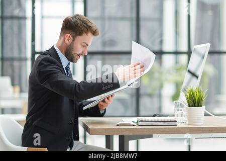 Nahaufnahme Eines Geschäftsmannes, Der Ordner Aus Der Hand Nimmt Stockfoto