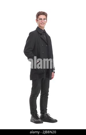 Modeaufnahme eines jungen, hübschen Mannes in schwarzem Mantel Stockfoto