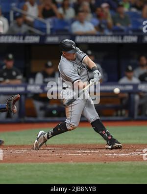 St. Petersburg, Florida. USA; der von Chicago White Sox designierte Hitter Jake Burger (30) schielt während eines Baseballspiels der Major League gegen die Tampa ein Spielfeld ab Stockfoto