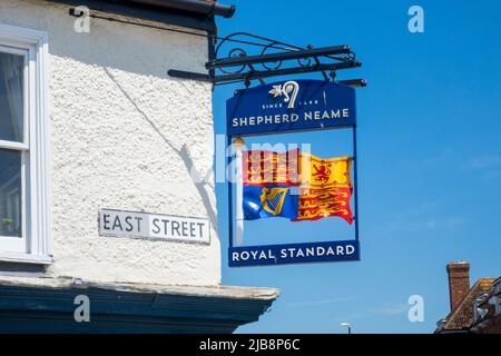 Shepherd Neame, das Royal Standard Pub-Schild, Hastings, Großbritannien Stockfoto