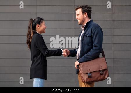 Unternehmer und Unternehmerin, die Hände schütteln Stockfoto