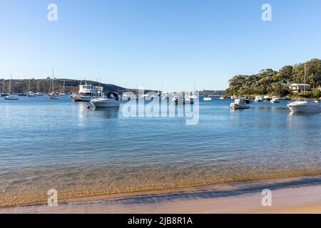 Balmoral Beach in Mosman, Sydney mit Booten, die in der Bucht vor diesem Hafenstrand festgemacht sind, Sydney, NSW, Australien Stockfoto