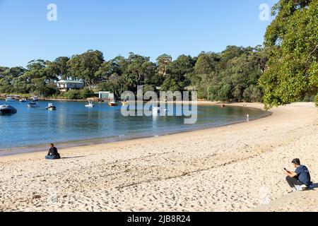 Balmoral Beach in Sydney und Boote, die im Hafen, NSW, Australien, mit blauem Himmel festgemacht sind, kopieren Platz Stockfoto