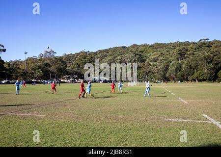 Amateur-Fußball-Fußballspiel für Senioren männliche Spieler bei Balmoral Beach Sports Oval in Mosman, Sydney, Australien an einem blauen Himmel Winter Tag Stockfoto