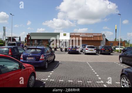 Holländisches Fastfood-Restaurant Mc Donald's in der Nähe von Meerkerk. Parkplatz, Frühling, Mai. Stockfoto