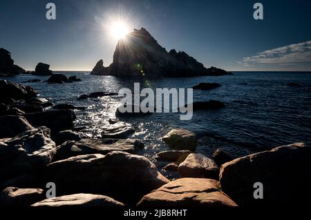 Sugarloaf Rock im Leeuwin-Naturaliste National Park von der untergehenden Sonne berührt. Stockfoto