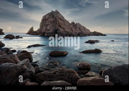 Sugarloaf Rock im Leeuwin-Naturaliste National Park unter einem wunderschönen Himmel. Stockfoto