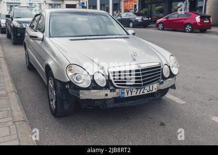 16.05.2022. Kutaisi, Georgien. Mercedes Benz ohne Stoßstange auf der Straße. Hochwertige Fotos Stockfoto