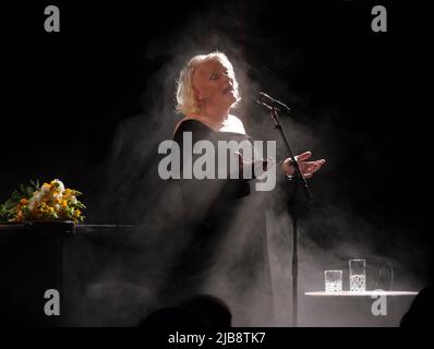 Berlin, Deutschland. 02.. Juni 2022. Die Künstlerin Georgette Dee bei ihrer Ausstellung 'All of Me - Lebenslieder' in der Bar jeder Vernunft in Berlin Wilmersdorf. Quelle: XAMAX/dpa/Alamy Live News Stockfoto