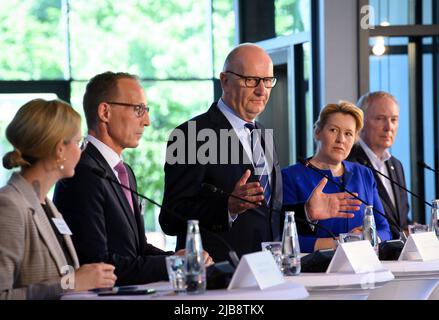 03. Juni 2022, Brandenburg, Potsdam: Dietmar Woidke (M, SPD), Ministerpräsident von Brandenburg, spricht im Rahmen einer Pressekonferenz nach dem "Berlin-Brandenburgischen Eisenbahngipfel" zusammen mit der Senatspressebeauftragten Lisa, Frerichs, Regierungssprecherin der Senatskanzlei (l-r), Jens Bergmann, Mitglied des Vorstands für Infrastrukturplanung DB-Netz AG, Franziska Giffey (SPD), Regierende Bürgermeisterin von Berlin, Und Alexander Kaczmarek, Konzernbeauftragter der Deutschen Bahn für die Region. Im Hintergrund ist ein restaurierter preußischer Schnellzug aus dem Jahr 1912 zu sehen. Über die weitere de wurden Gespräche geführt Stockfoto