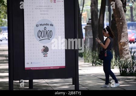 Non Exclusive: Eine Person unternimmt eine Tour während der Ausstellung 'The World of Quino' zu Ehren des argentinischen Karikaturisten Joaquín Salvador Lavado Tejón. Stockfoto