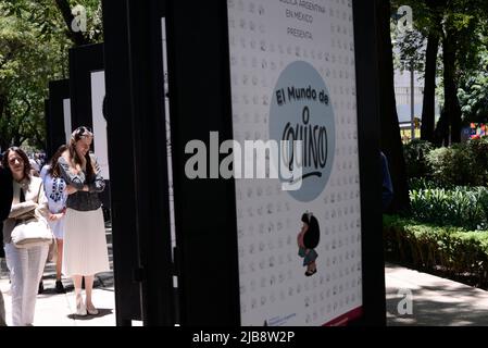 Non Exclusive: Eine Person unternimmt eine Tour während der Ausstellung 'The World of Quino' zu Ehren des argentinischen Karikaturisten Joaquín Salvador Lavado Tejón. Stockfoto